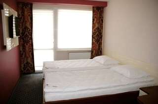Отель Hotel Imperium Pionki Двухместный номер с 2 отдельными кроватями-1