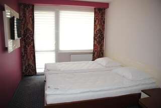 Отель Hotel Imperium Pionki Двухместный номер с 2 отдельными кроватями-2